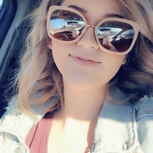 Meet your Posher, Elly